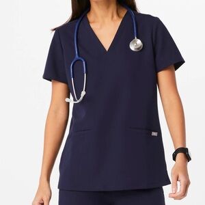 FIGS size large Casma Three-Pocket Scrub Top | technical collection